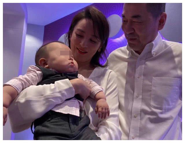 助理为68岁张纪中生子?张纪中抱娃旅游照疑曝光,儿子已满一岁
