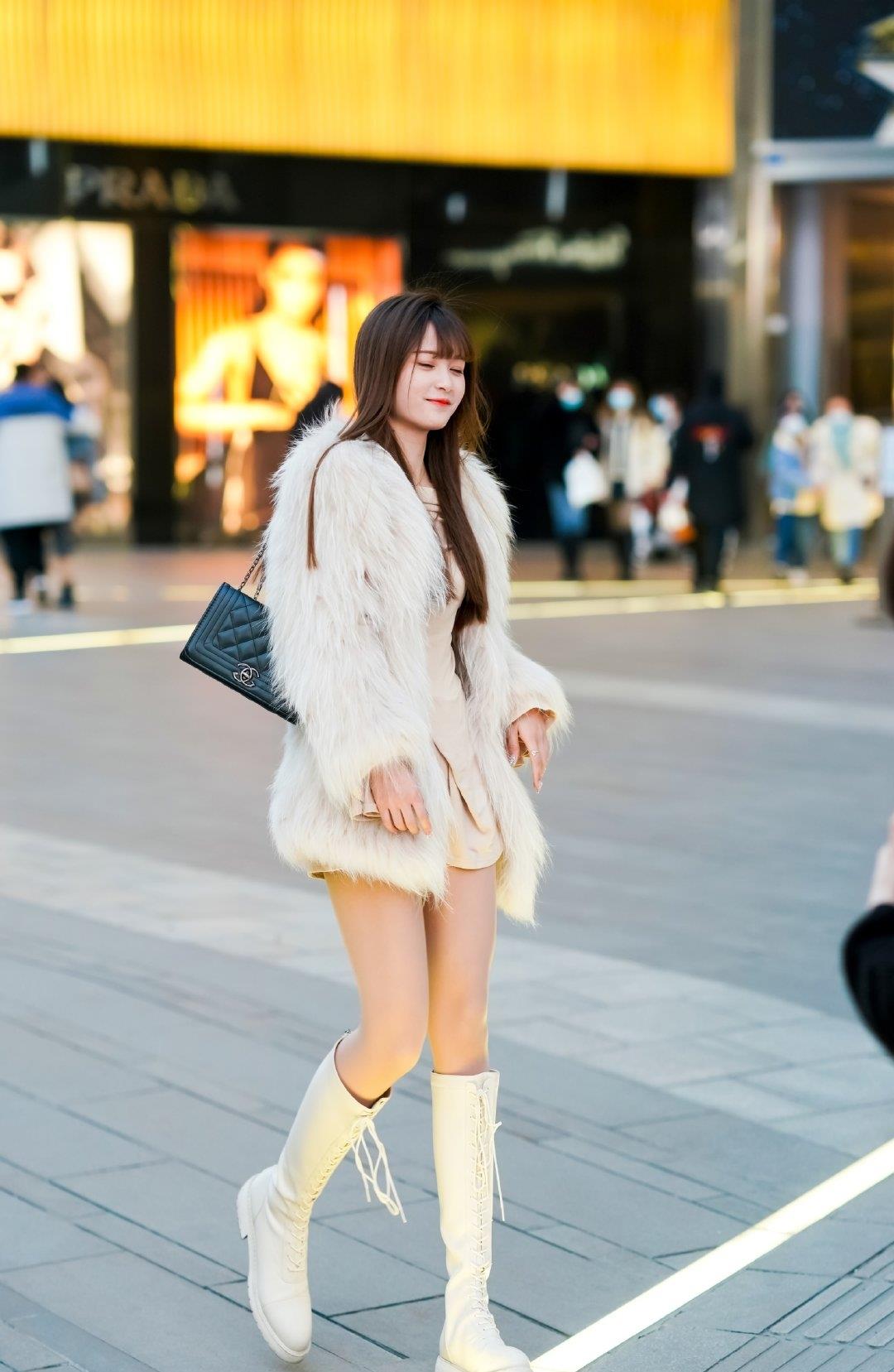 米白色皮草搭配连衣裙高筒马靴这是女生都喜欢的穿搭