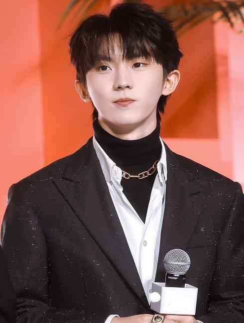 粉丝偶遇马嘉祺当服务员看到他戴着耳钉认为一定不是本尊