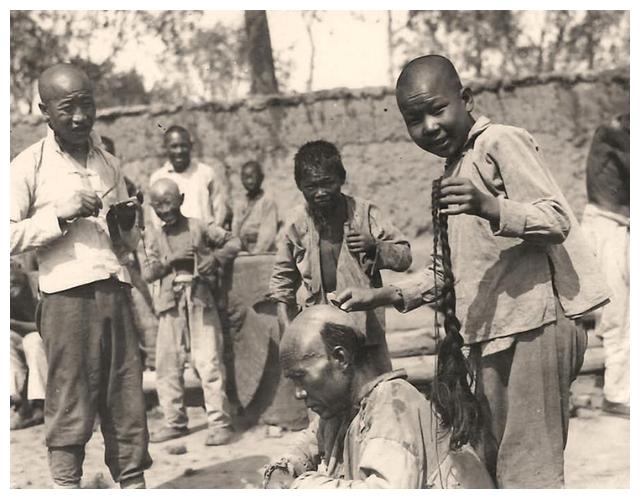 清朝灭亡之后,为何有些人不愿意剪去长辫呢?