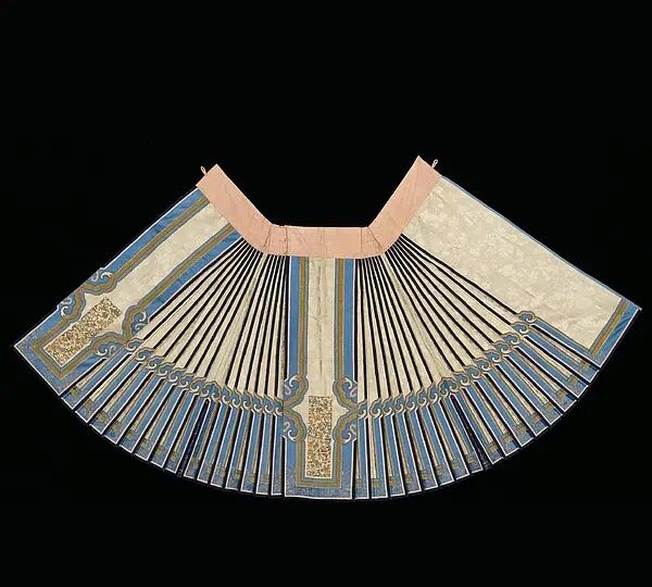 清代百裥裙,细腻的纹理刺绣手法,着一抹古色胭脂红