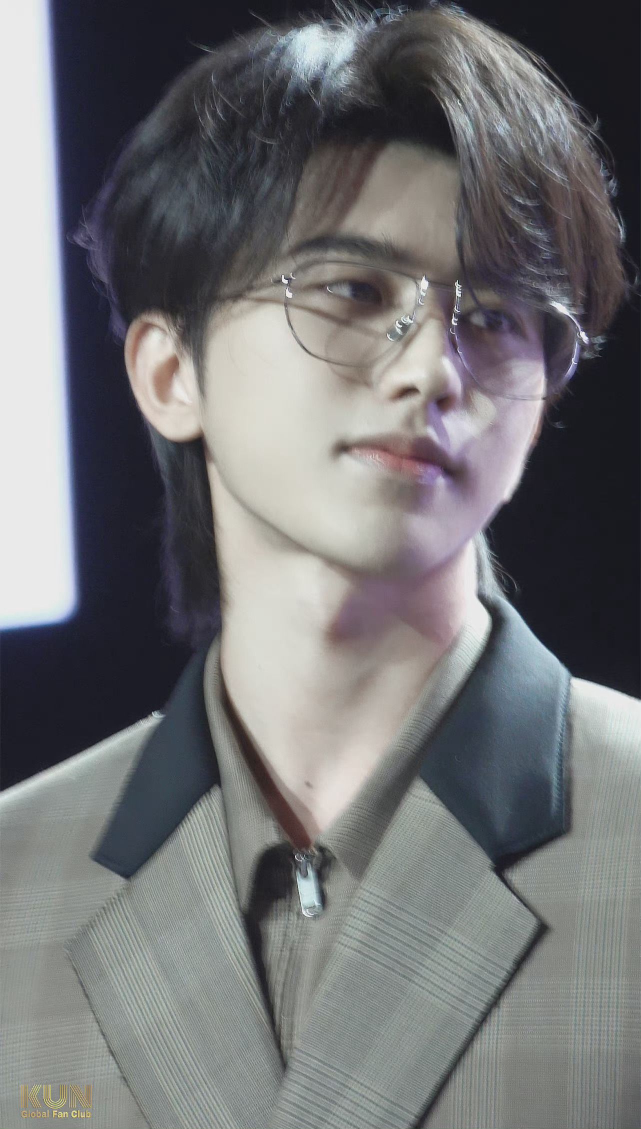 蔡徐坤是贵公子吧戴金丝眼镜参加活动生图造型帅气迷人