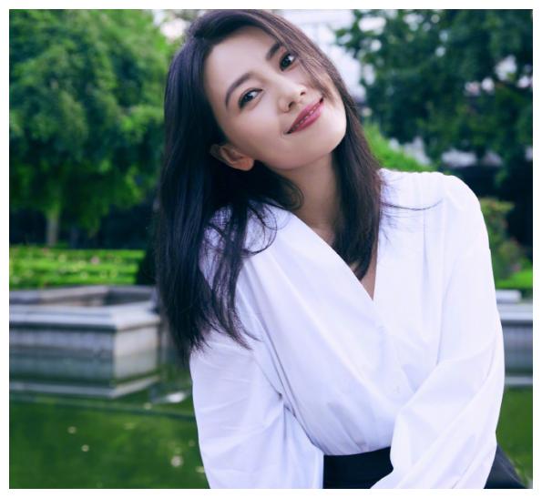 41岁高圆圆罕见晒美照长发披肩侧头微笑温婉气质美艳动人