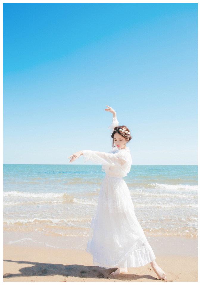 气质优雅大方美女明星付梦妮白色长裙海边唯美写真