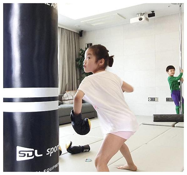 6岁萌娃练出6块腹肌跆拳道钢管舞都精通网友他还是个孩子