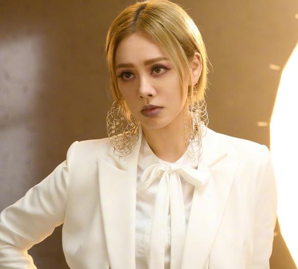 宁静22岁混血儿子颜值多高1米8高鼻梁大眼睛和前夫太像了