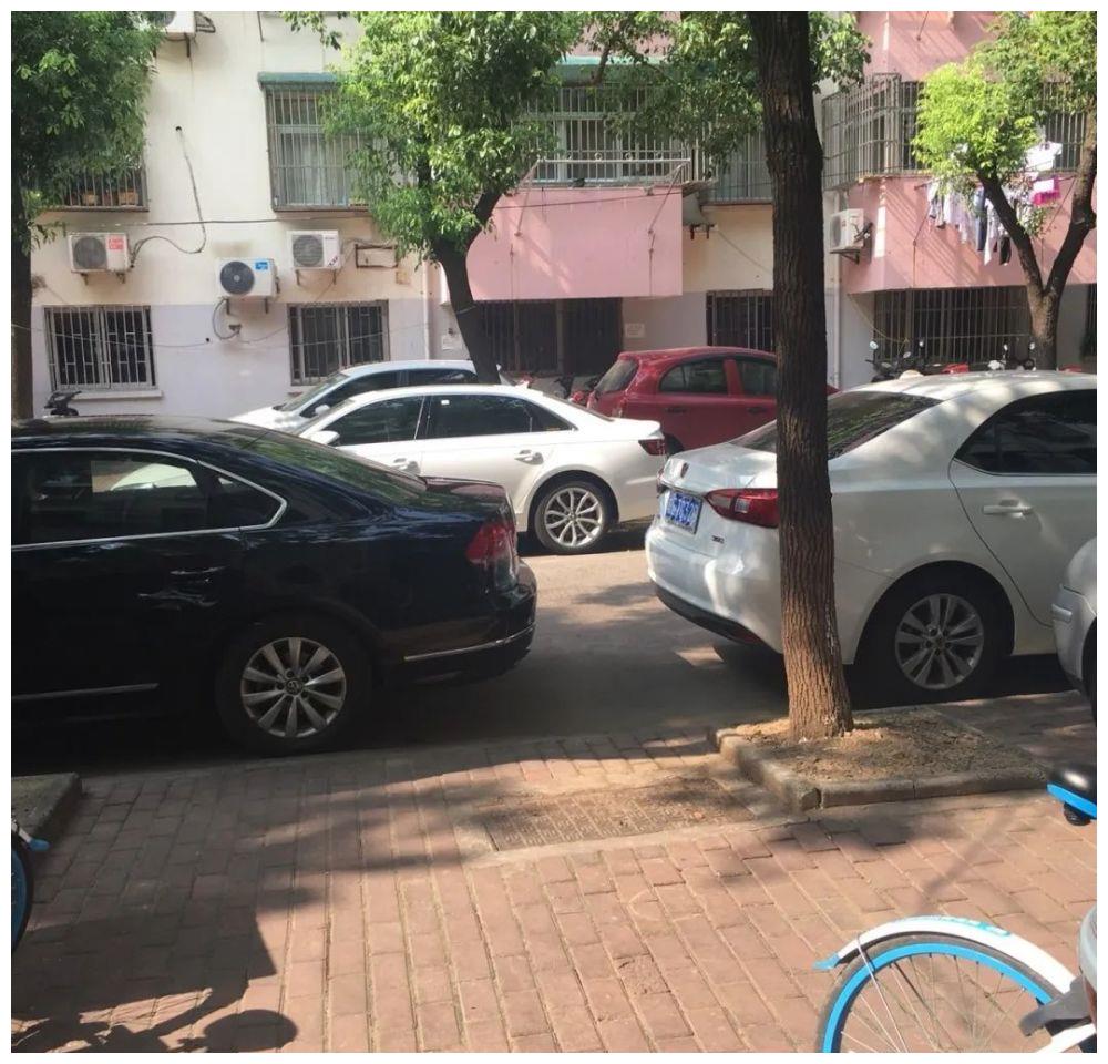 小区车辆乱停乱放占的是公区毁的是性命你家小区也这样吗