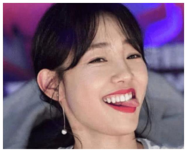 白百何为啥被称"女版陈冠希"?原来因为"吐舌头",真是让人想不到