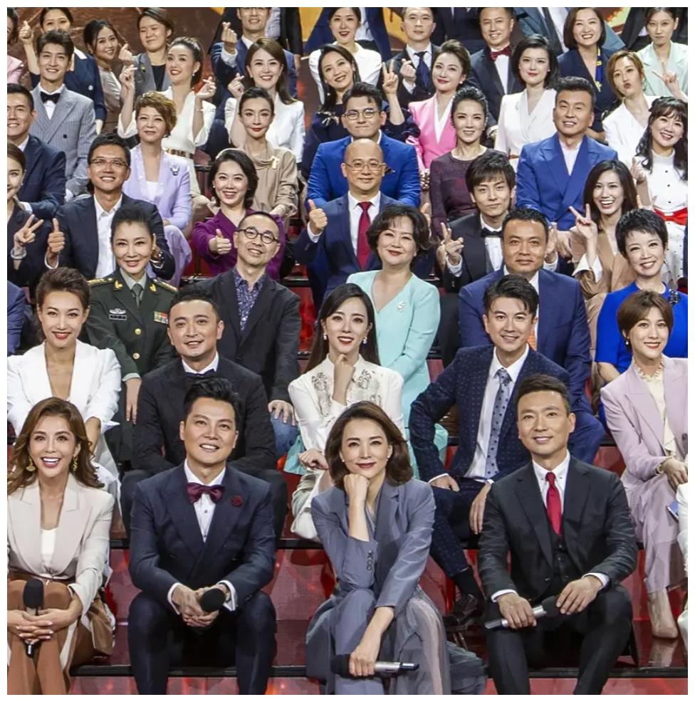 董卿回归央视,107位主持人大合影占据中心位,归来就有大动作