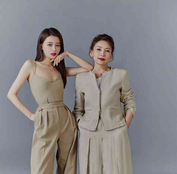 孙怡和妈妈拍写真,两人穿同款大衣出镜,怡妈气质是真好