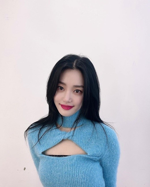 韩女星李侑菲晒自拍 毛衣胸前开口露纹身