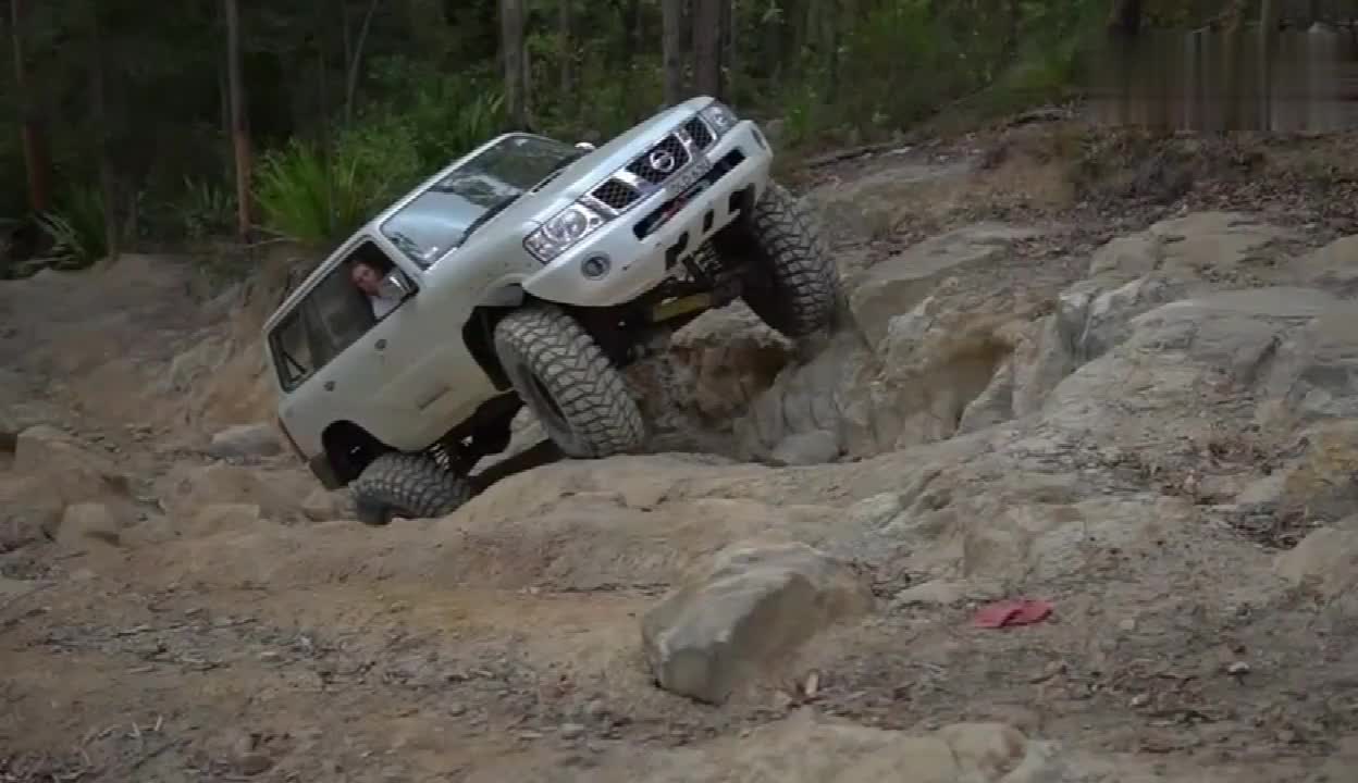 越野车爬坡被卡,进退两难这下脸丢大了!