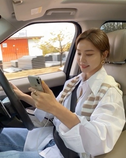 韩国模特池允美一边开车一边玩手机?事后道歉