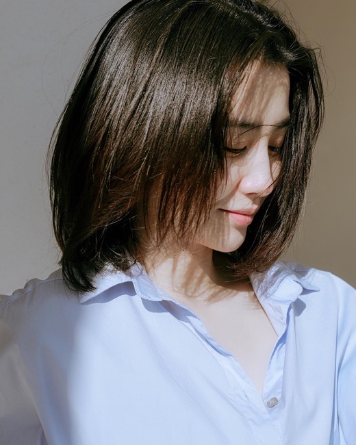 韩国女艺人朴河宣发近照 穿白衬衫清纯貌美