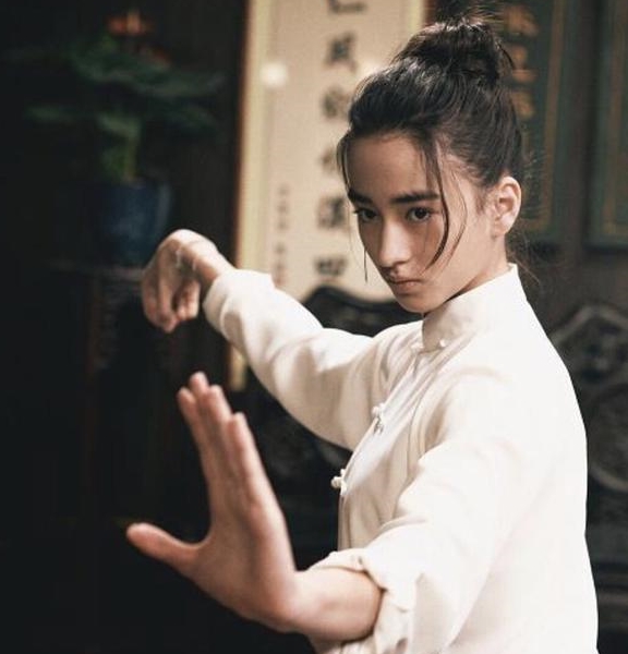 戏里的万若男自幼跟父亲学习太极,因为在拉拉队跳舞中脱颖而出招到