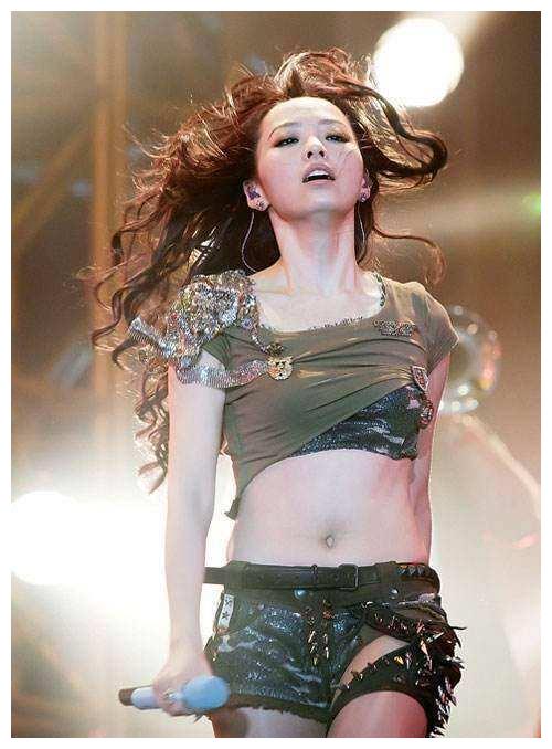 路人镜头下的张靓颖,身材曝光,网友:这来之前吃啥了?