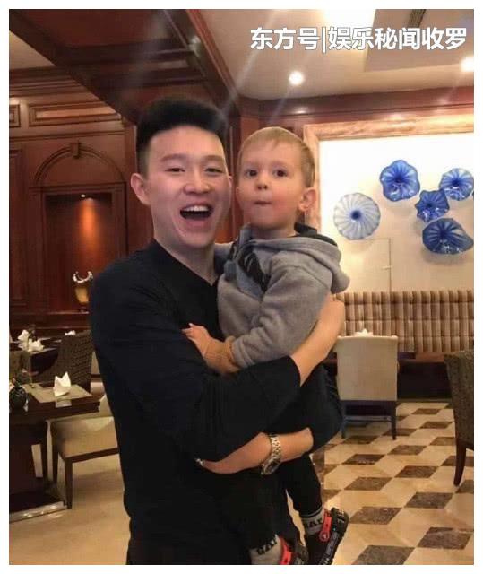 英达小儿子英如镝近照才华横溢魅力非凡长相帅气胜过巴图