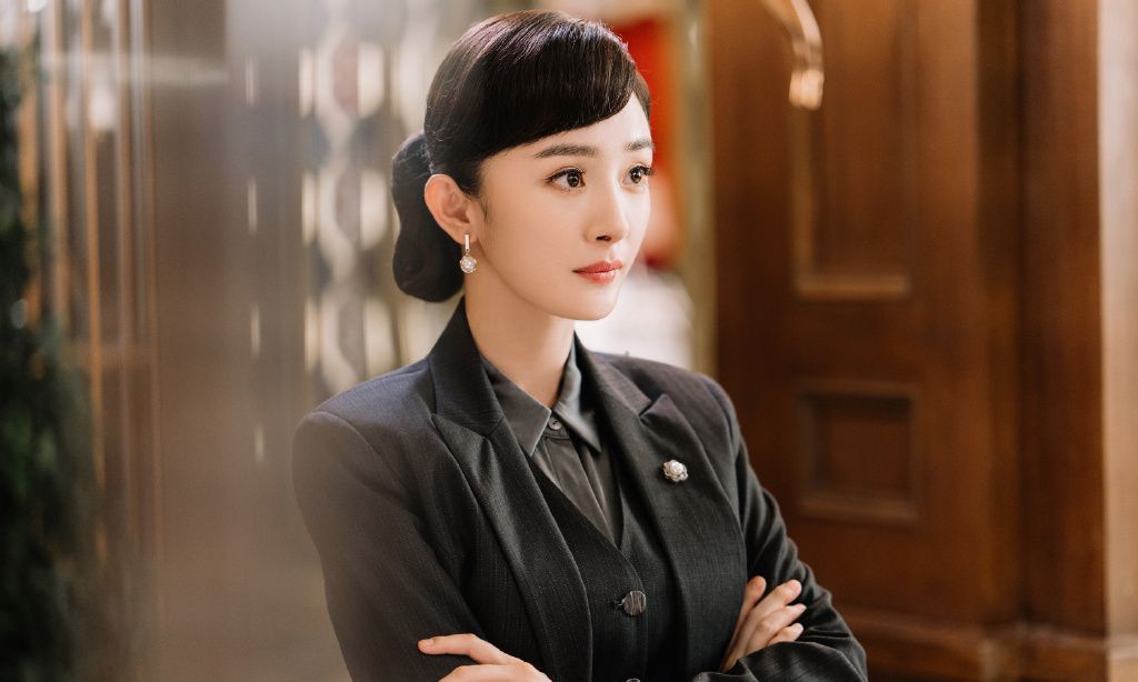 《筑梦情缘》傅函君扮演者杨幂的剧照,齐刘海的造型,格外的俏皮