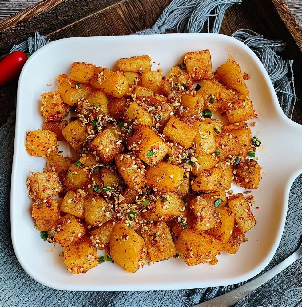 馋嘴小零食:孜然土豆炒火腿肠,味道咸香,烧烤味浓郁