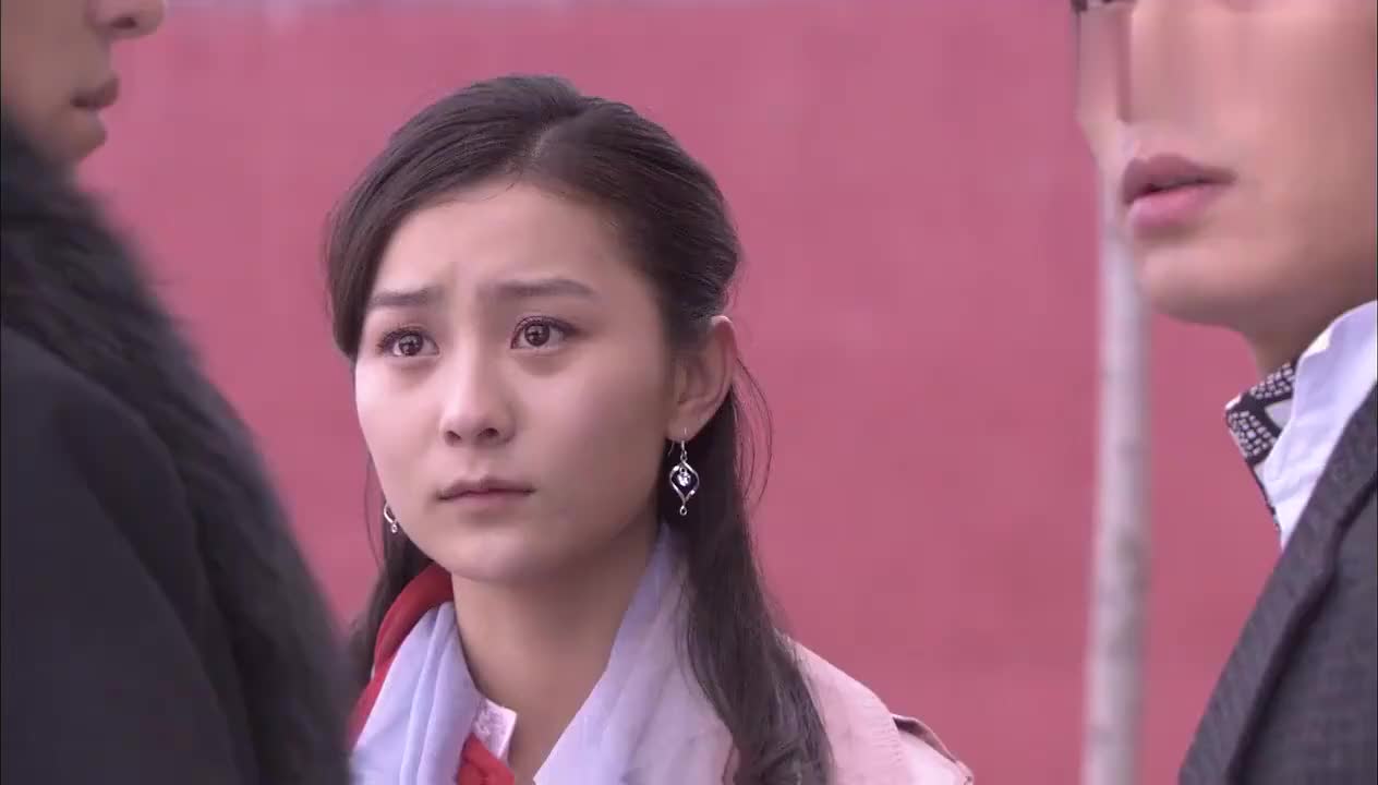 箭在弦上:荣石和弟妹告别,偷偷给荣意一把枪,回头看见清水