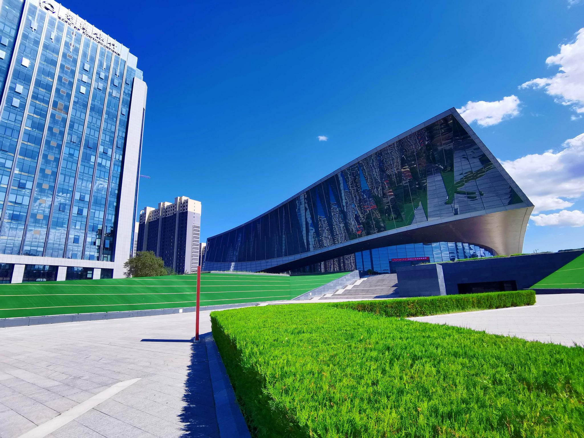 蓝天下内蒙古艺术馆建筑,原创拍摄