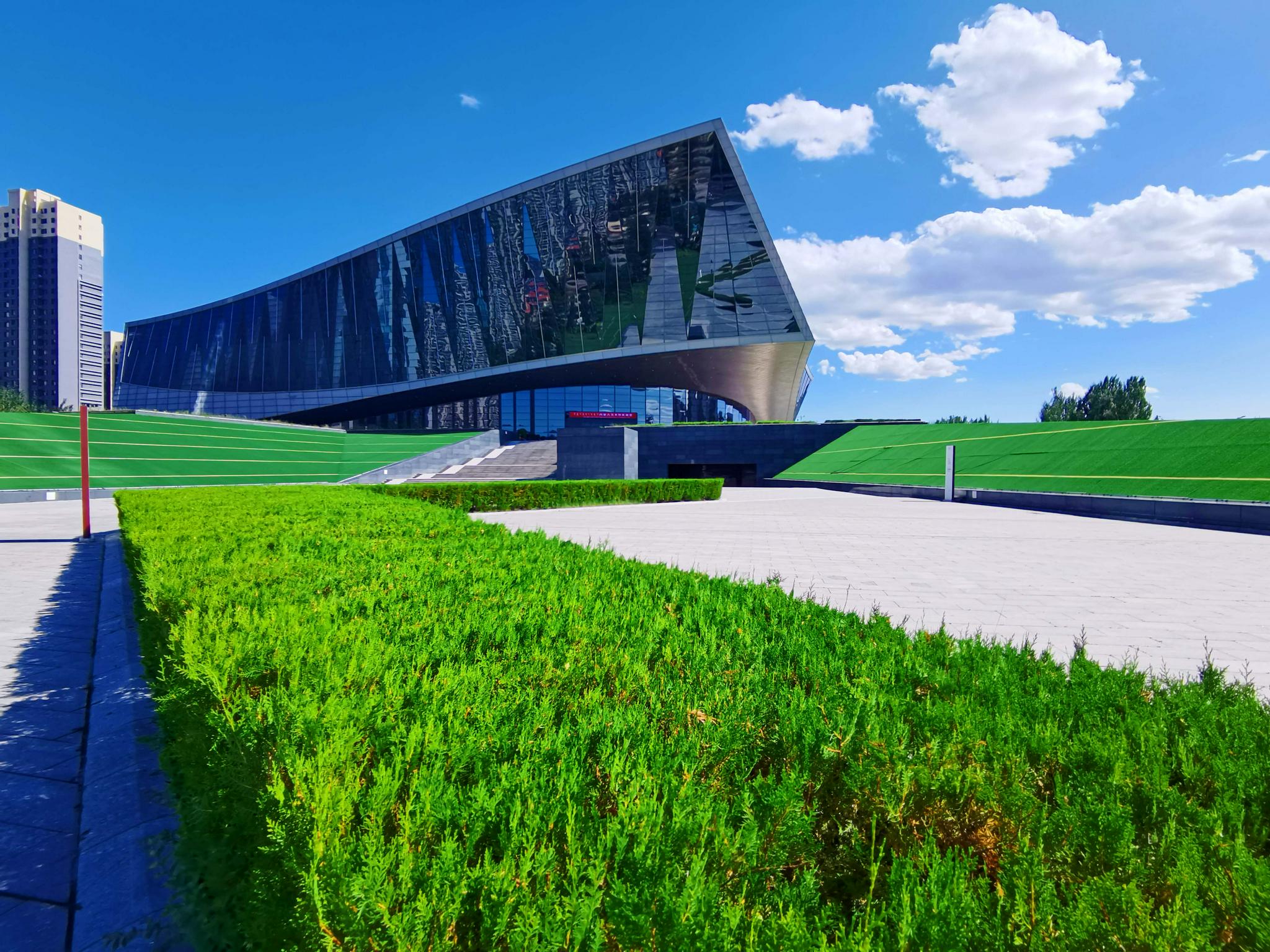 蓝天下内蒙古艺术馆建筑,原创拍摄