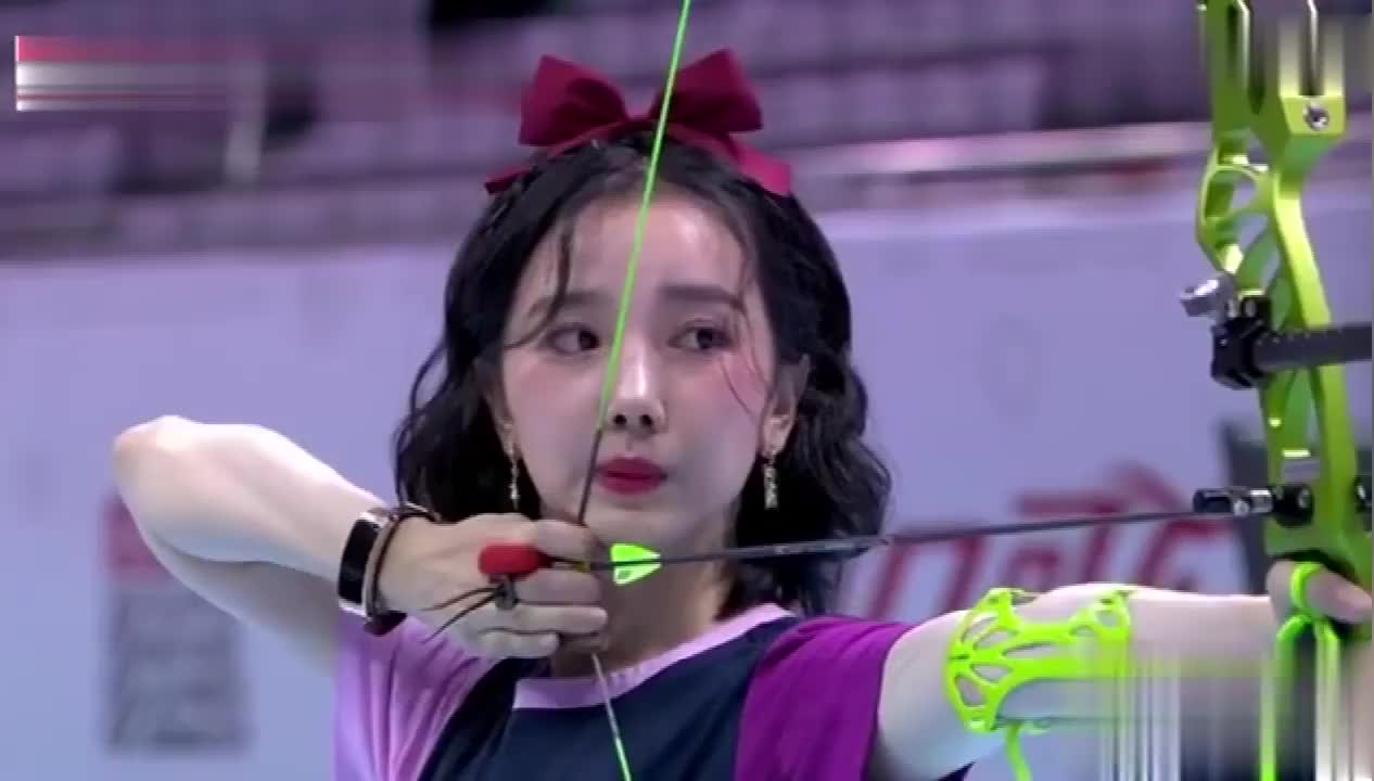 恭喜陈小纭获得女子射箭冠军,男朋友于小彤在旁边也很开心!