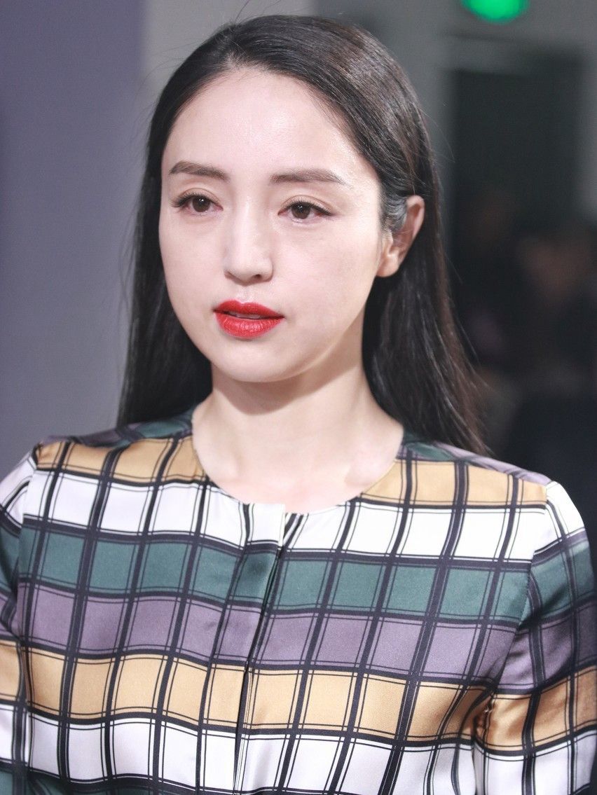 图五是女神董璇,肤白貌美,双眼皮大眼睛,果然漂亮!