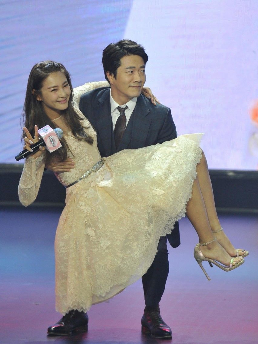 穿裙子的张雨绮,被权相佑抱起来,这画面非常的温馨!