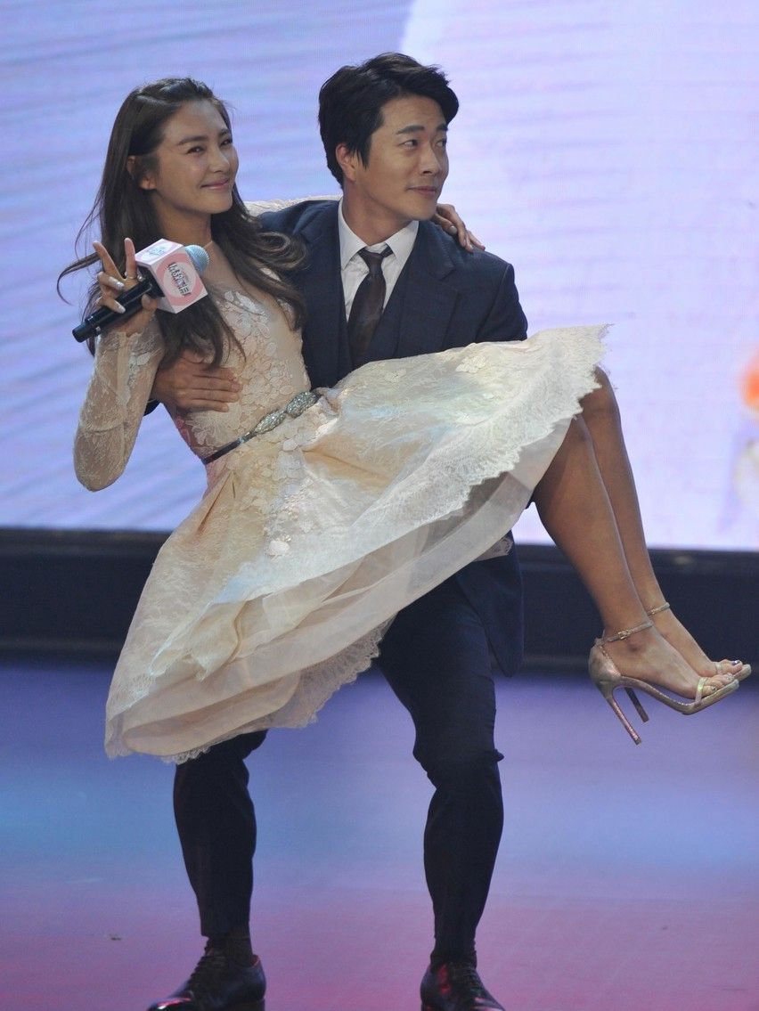 穿裙子的张雨绮,被权相佑抱起来,这画面非常的温馨!_高清图集_新浪网