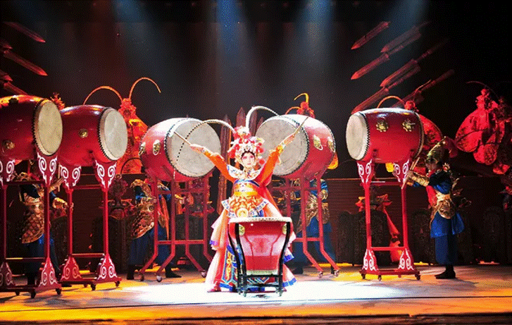 各式各样的演出在这里百花盛开,还有大型户外实景演艺《狄青风云》