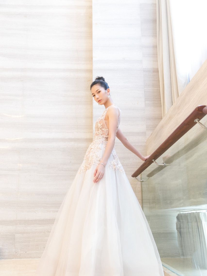 明星美照,图四戚薇一袭黑色长裙,真是太美了,女人味十足!