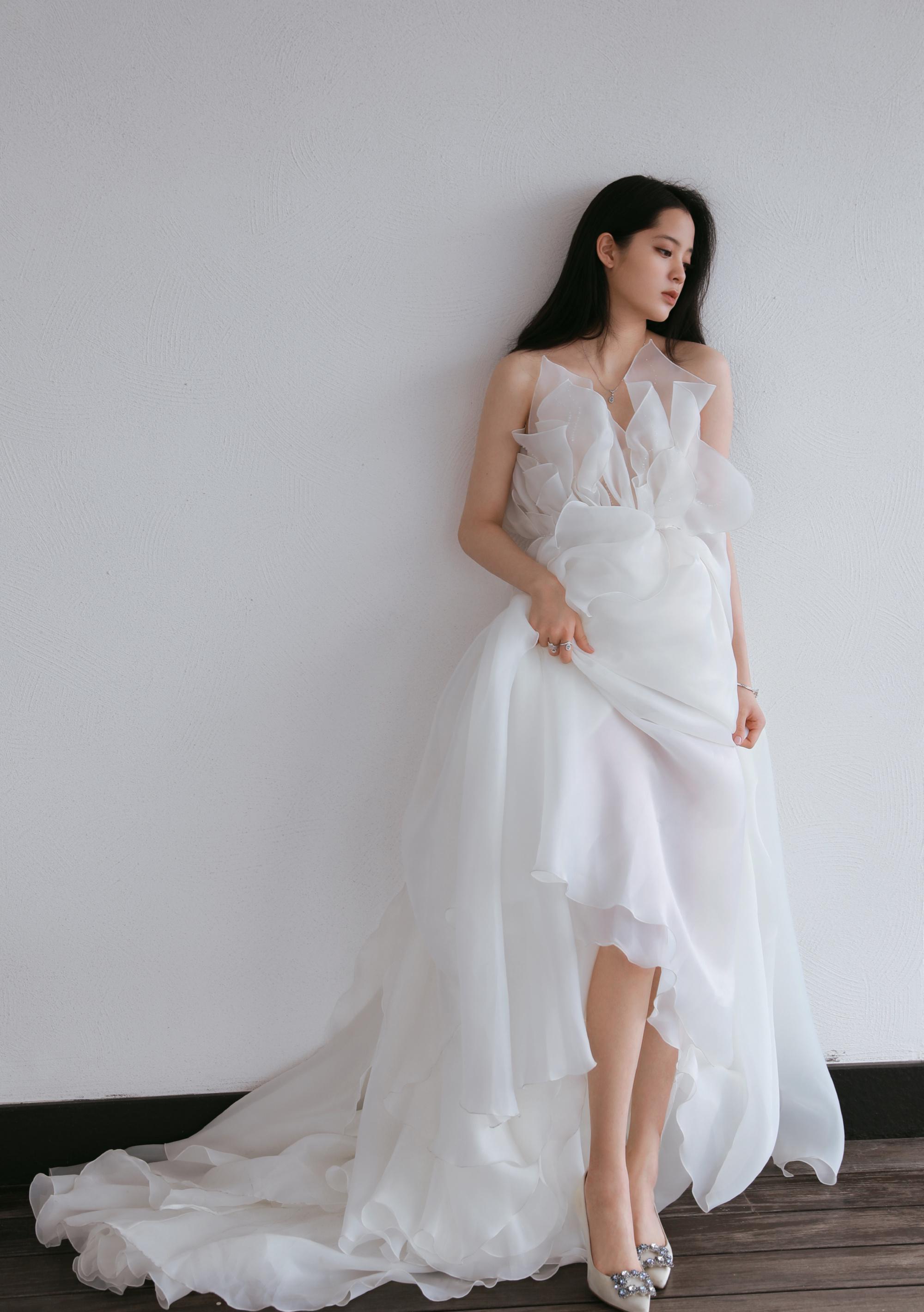 如何穿出少女感欧阳娜娜完美示范白色纱裙宛如花仙子