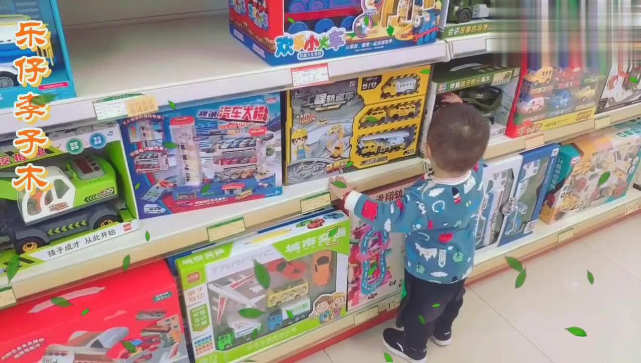 萌娃逛超市停留在玩具区不肯离开看到各种小汽车甚是喜欢摸个遍