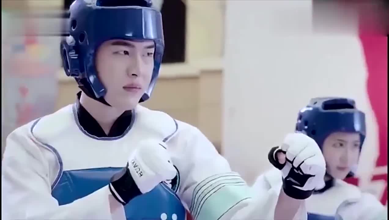旋风少女:百草参加新加坡三人赛,比赛还是人多热闹好看