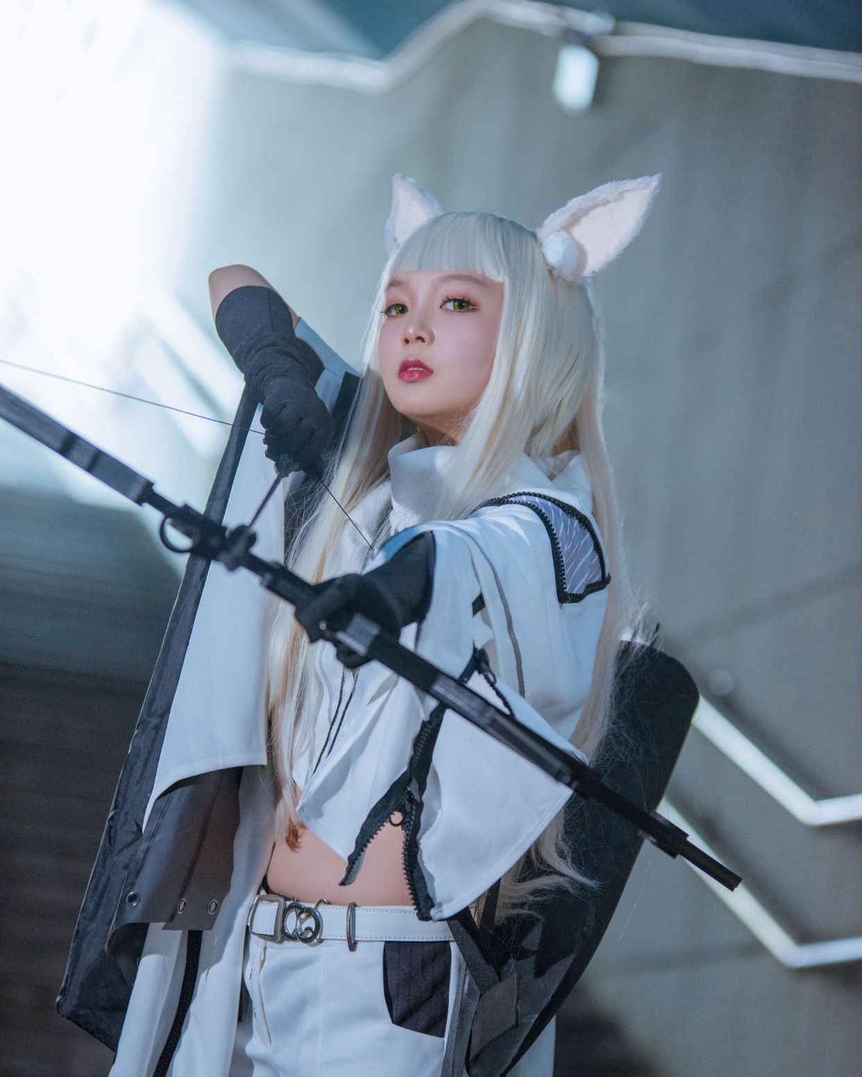 cosplay:穿热裤与过膝黑丝,露出小蛮腰的白金,用弓箭射中你的心_高清