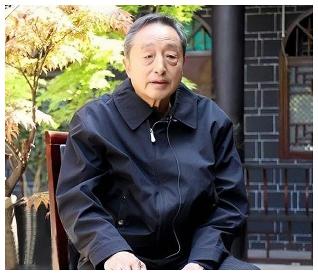 肖星华生于战火连天的抗日战争时期,为了保护仅存的血脉,萧克秘密将小