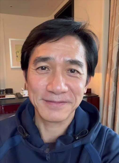 侧面是王一博,而梁朝伟仿佛处于阴影之中,王一博站在远方侧脸反而看得