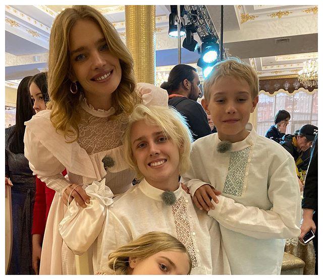 水果娜平常经常带着孩子们参加活动,这次都穿上了萝莉风格的衣服