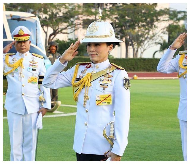 泰国王后罕见穿军装亮相英姿飒爽太霸气势在必得的样子好迷人