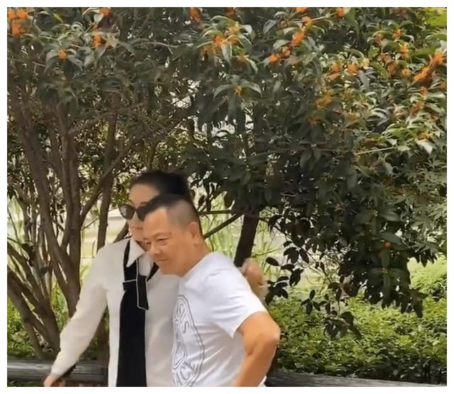 崩牙驹第四任妻子近照两人相差一个头却很霸气出双入对好恩爱