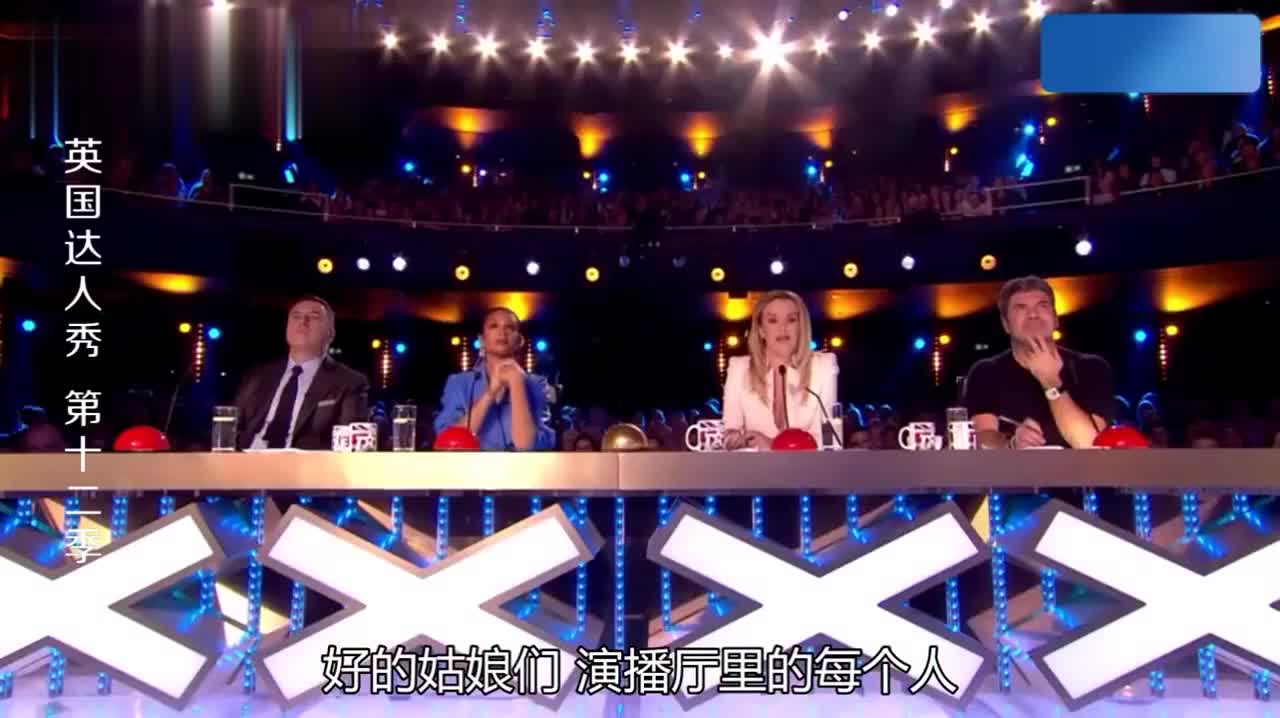 外国女孩坐轮椅跳舞,温暖的友谊打动了现场的评委和观众,好棒!