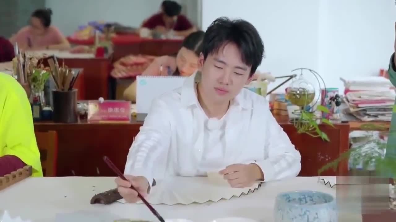 郭麒麟,认真写字的大林子有种温润如玉的翩翩公子的感觉!