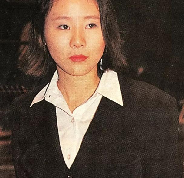 张亚东前妻变化真大,一身经典黑白配温柔可人,同框王菲不输气场