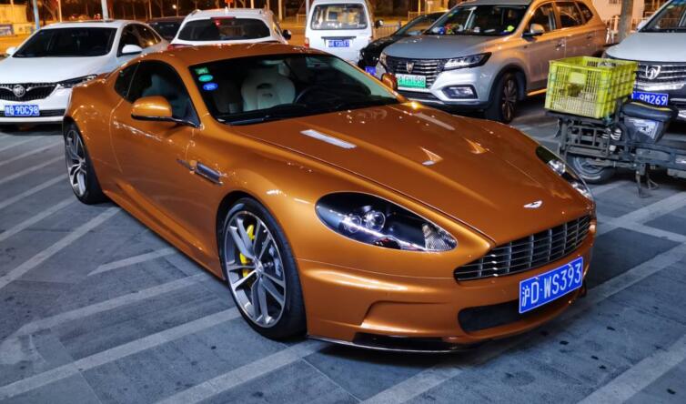 上海街头实拍龙版阿斯顿马丁dbs跑车,金色车身格外显眼!