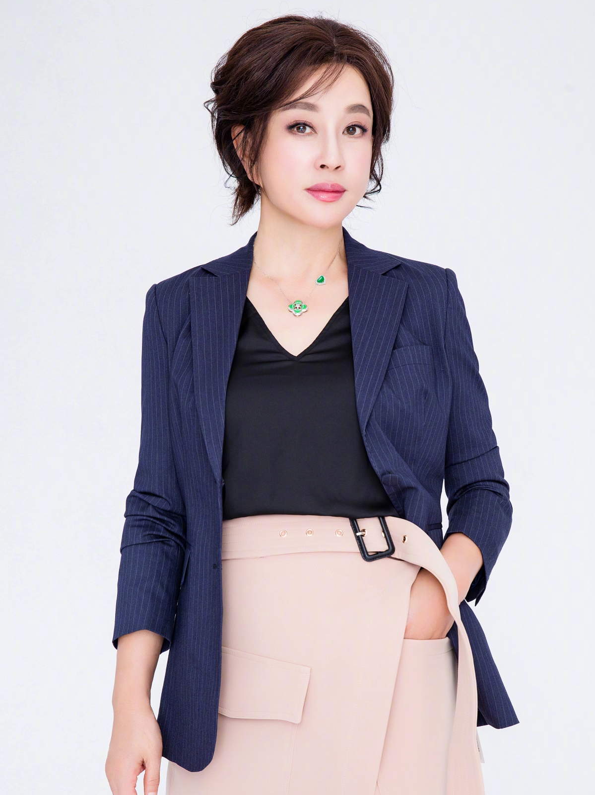 刘晓庆减龄真自然,西装粉裙优雅又迷人,修身上衣秀出63岁好身材