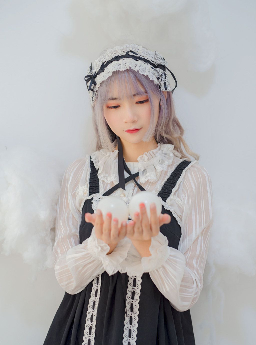游戏动漫展：萝莉美女女仆装cos秀，表情温柔，含情脉脉！