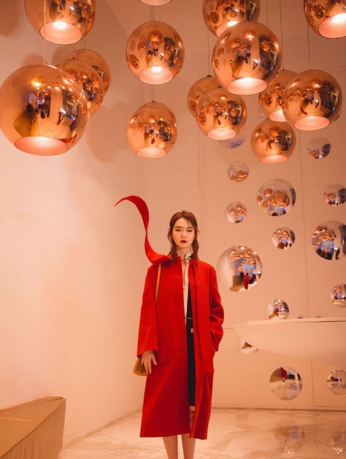 戚薇上演经典的红黄搭配,美得动人心弦,气场依旧强大