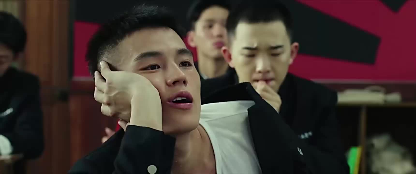 青禾男高荆浩套路太深了竟用装病的招式成功获得小丽芳心