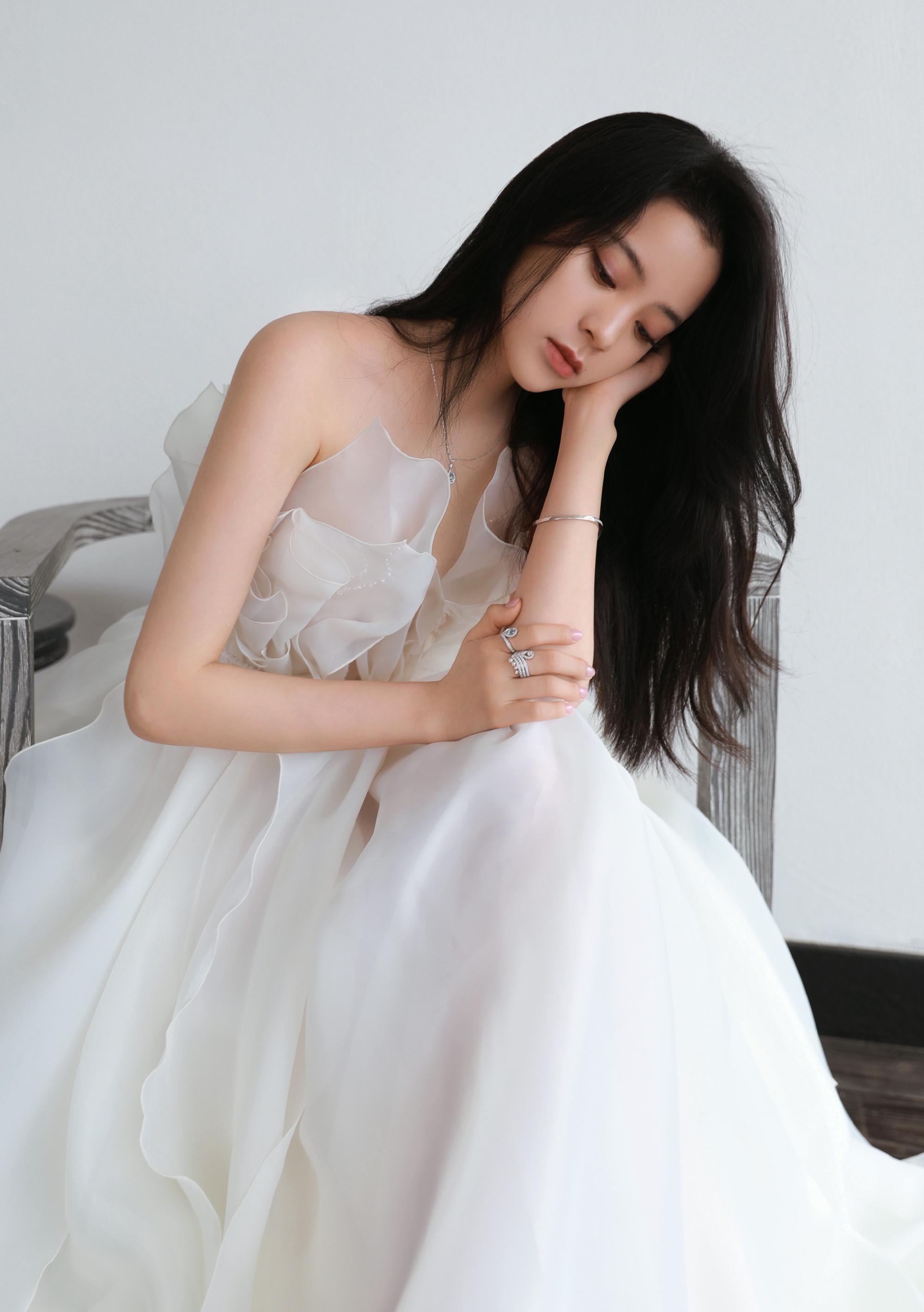 如何穿出少女感欧阳娜娜完美示范白色纱裙宛如花仙子